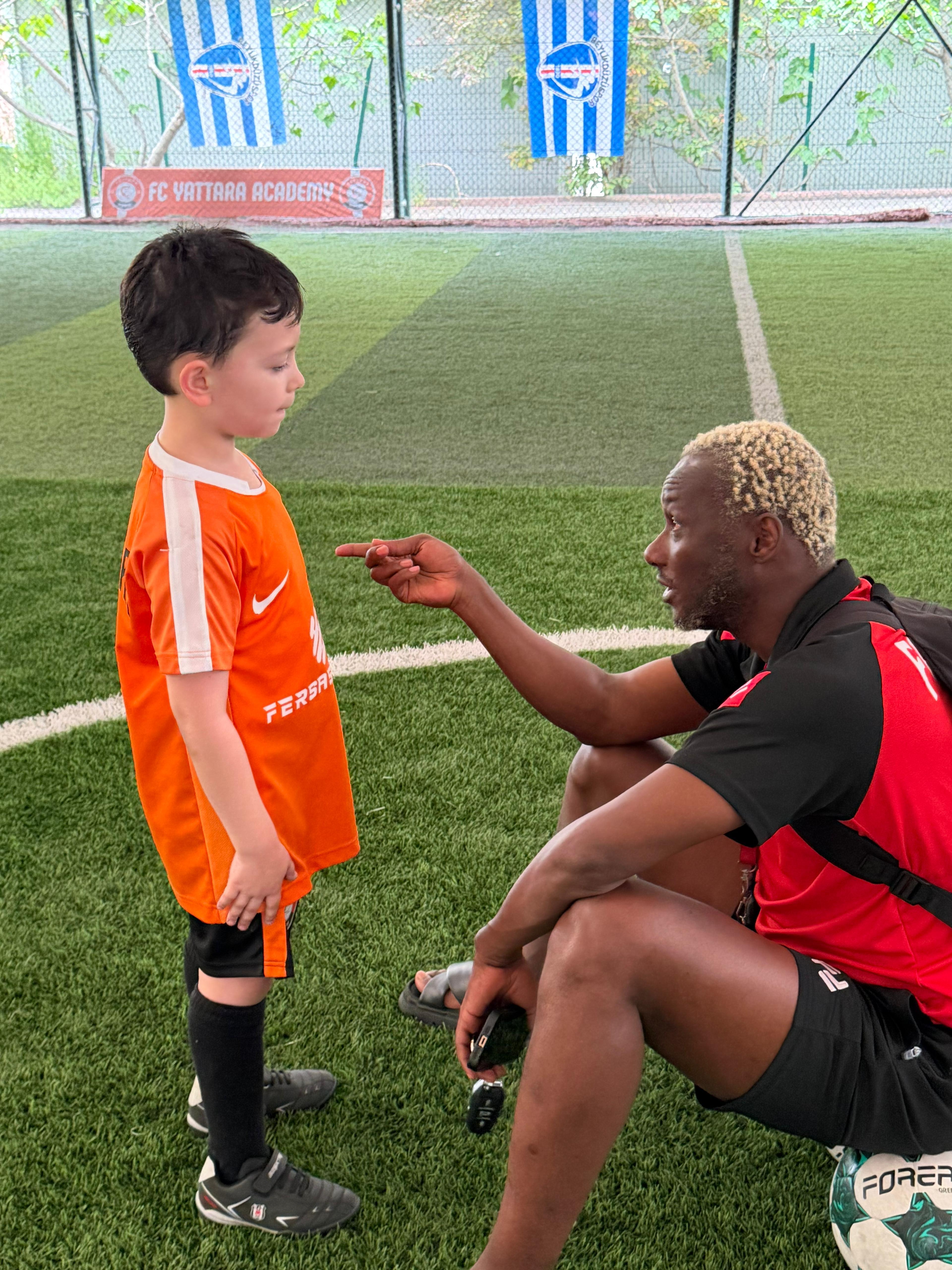 FC Yattara Academy takım antrenmanı